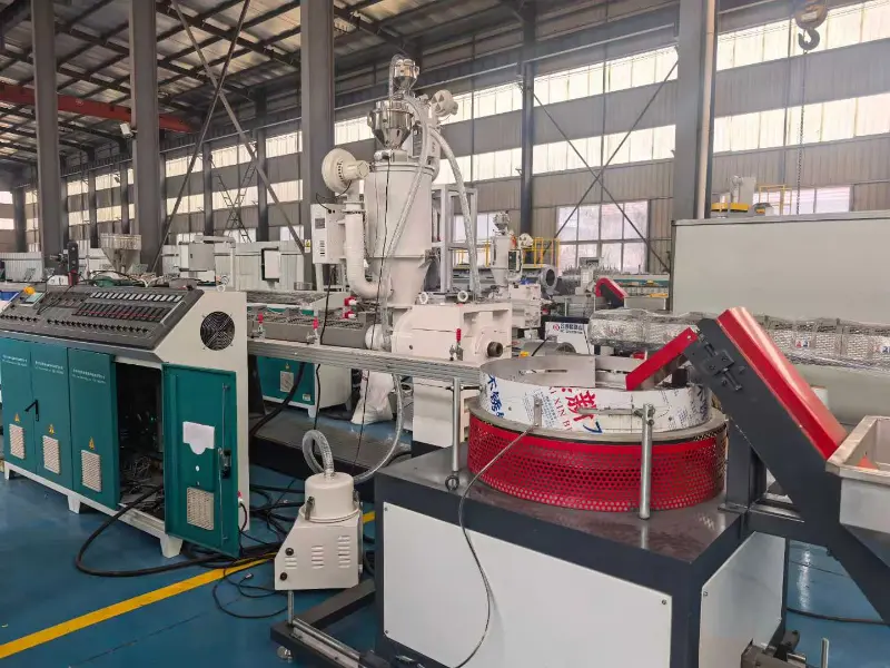 Цилиндрлік тамшылатып суару құбырының машинасы қазір орнатылуда және сынаққа дайындалуда.